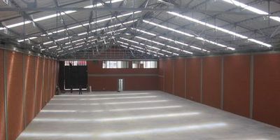 Bodega Edificio de  5 pisos  con Bodega triple altura Área Total Edificio 7.895 Metros, Área Bodega3.400 Metros, Área Terreno 5.000 Metros, Altura Bodega Triple altura 8 Metros, Altura pisos edificio2.70 Metros, Año construcción 1.976Remodelación 2.010 Energía El edificio cuenta con 2 transformadores1 Transformador trifásico en aceite de 1000 KVA marca SIEMENS1 Transformador trifásico en aceite de 800 KVA marca SIEMENS año 1972 NOTA Se tienen conectados a estos transformadores los 5 pisos del edificio y la Bodega, quedando disponible entre 200 y 300 kva en este momento. Estrato Sin estrato por no ser de uso residencial Pisos Bodega En concreto de alta resistencia 10 tonm2 para la bodega Pisos Edificio En baldosa Paredes Bodega En Ladrillo a la vista Cubierta Bodega Teja metálica y traslucidas Batería de Baños Bodega En el primer piso Batería de baños oficinas En todos los pisos Altura puerta camiones 5 Metros Parqueadero14 parqueaderos en bahía  20 parqueaderos internos Usos Dotacional