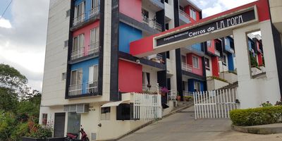 GRAN OFERTA. Local comercial ubicado en la entrada del conjunto residencial cerrado Cerros de la Popa. Cuenta con dos puntos para baños, excelente iluminación y ventilación, fácil acceso vehicular y peatonal, puerta portón metálica tipo cortina, pisos en mortero para finalizado de obra blanca. Con gran cercanía la registraduría nacional, parque principal de Lebrija, parroquia San Pedro Apóstol, hospital San Juan de Dios, supermercados, restaurantes y tiendas de barrio. No te pierdas esta oportunidad de negocio que es ideal para tus futuros proyectos. Que esperas para conocerlo, contáctanos.