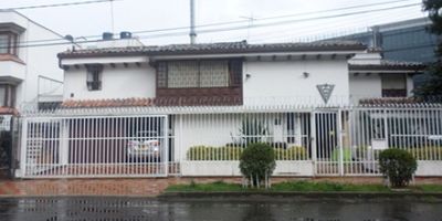 Presentamos Estupendo Lote de 415 m² ubicado en uno de los mejores sitios de Bogotá, excelentes vías de acceso como las carreras 7; 9; y 15, calle 100 y NQS, upz 14 Usaquén, sector normativo 12, subsector de usos 2, vivienda todas, uso comercial. Vecinal B, vecinal A y zonal. Uso dotacional, educativo, menos universidades, culturales, menos museos, salud. Todos y a escala metropolitana, bienestar social, índice de ocupación 0.7 por ciento, índice de construcción 3.5 porciento, altura máxima permitida 5 pisos.
