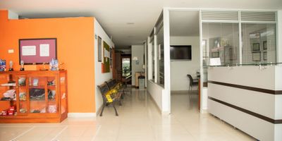 Se Alquila edificio en excelente sector de la ciudad de 4 Niveles iluminado y amplio, cuenta con 4 baños,  piso en general en porcelanato/tablilla/ceramica, zona de looker, bodega, 3 salones y 8 vestieres
