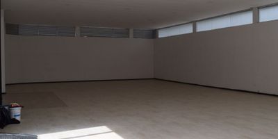 Se Alquila Local en un excelente sector, amplio y bien ubicado, cuenta con 2 Baños, piso en general en porcelanato y vigilancia 24hrs
