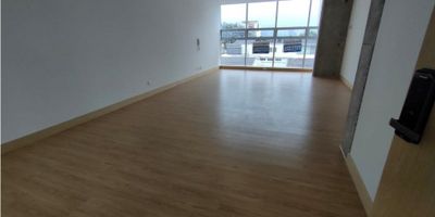 Se Alquila oficina en el sector de palogrande muy bien ubicada,consta de un area de 40mts, sala de juntas, terraza verde, sky lounge, planta electrica, acceso electronico,garaje para oficina y zona de parqueo
