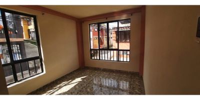 Venta de Casa muy bien ubicada de 2 niveles, consta de 4 Alcobas, 2 Baños, 1 Closet, gas, Calentador, Cocina sencilla, zona de ropas,terraza, Piso en General en Ceramica y garaje cubierto. 
