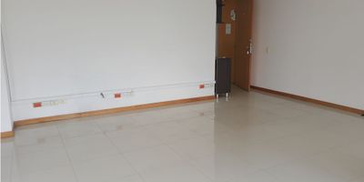 Se Alquila oficina EN EL CALBE en el sector de palogrande muy bien ubicada,consta de un area de 39mts amplia e iluminada piso en general en ceramica y parqueadero
