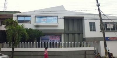 CASA COMERCIAL ESQUINERA CALLE 8 No. 8-06. Área 258 M2, construidos 356 M2, Casa de tres niveles. Primer nivel hall de entrada, salon-comedor, cocina con mesón metálico, cuarto de servicio, deposito, baño social, patio de ropas, zona lavandería. Segundo nivel salón amplio para conferencias, tres habitaciones con closet, baño. Tercer nivel dos habitaciones con closet, dos baños, sistema eléctrico e hidráulico. Tres locales comerciales independiente para el ingreso. Estrato comercial.