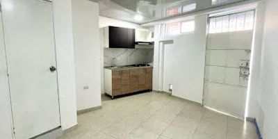 Apartamento de un alcoba en arriendo sector chapinero central, Ubicado en casa pimer piso entrada independiente. Consta de sala comedor, Cocina Integral, Una habitacion independiente amplia, Un estudio pequeño espacio y espacio para lavadora. Excelente ubicacion al lado del colegio MonteHelena, Sede bachillerato, Comodas vias de acceso Calle 63, Avenida Caracas, Carrera 24. ¡Contactanos para mas informacion! 313 296 9136 - 313 731 5555