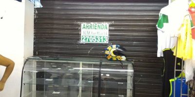 LOCALES COMERCIALES EN EL CORAZÓN DE ITAGÜÍ!
¡Descubre este hermoso local comercial ubicado en el vibrante barrio Centro de la Moda, corazón económico y cultural de Itagüí! 
Ubicado en El Triángulo, el sector más dinámico y estratégico del municipio. A solo minutos de los principales centros comerciales como Unicentro y Jumbo. 
Con un amplio espacio de 24m2, ideal para todo tipo de negocios: peluquería, estética, oficina profesional, tienda de ropa u otros. 
Cuenta con acabados de primera como piso en baldosas, lavamanos, un amplio y luminoso baño. Perfecto para iniciar tu emprendimiento con bajos costos fijos.
Además, podrás aprovechar la alta afluencia peatonal y la excelente conectividad del sector, con fácil acceso al MIO, buses urbanos y rutas intermunicipales.  
¡No dejes pasar esta oportunidad de estar en uno de los principales ejes comerciales de la región! Comunícate con nosotros para agendar tu visita.