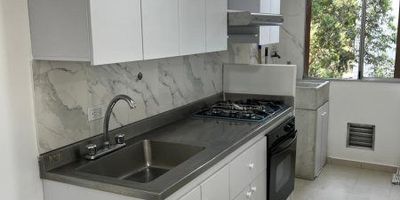 Ubicado en el vibrante barrio Suramérica, este espacioso apartamento de 71m2 en el poso 6 cuenta con todas las comodidades que necesitas para una vida plena. 
Disfruta de 3 amplias alcobas con closet, sala-comedor integrada, cocina integral equipada y un balcón perfecto para relajarte al aire libre. Cuenta con biblioteca, La cerámica en pisos y paredes le dan un toque elegante. 
Además de parqueadero propio, contarás con ascensor, portero eléctrico y áreas comunes ideales para divertirte como piscina, zona de juegos infantiles, canchas deportivas y más. 
Ubicado cerca de colegios, centros comerciales y rutas de transporte público, todo lo que necesitas estará a solo minutos. Nunca tendrás que preocuparte por el calentador de agua o el horno, pues vienen incluidos. 
¡Ven a disfrutar de esta unidad cerrada, llena de servicios y en una zona segura y tranquila! Es la oportunidad perfecta para hacer realidad tu sueño de independizarte. agenda cita al 
* 3507095042 *
*  324 1204691 *
* 60427