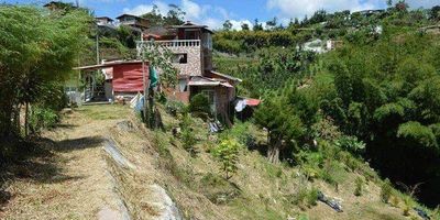 Descubre el paraíso en la Vereda La Piedra, Guatapé!
Ubicada a solo 800 metros de la entrada principal de este pintoresco pueblo paisa, te presentamos esta magnífica finca de ensueño. Con sus 2330 m2, este oasis natural cuenta con amplios y luminosos espacios ideales para desconectarse de la rutina. 
Sus 6 amplias alcobas con baño privado te permitirán hospedar cómodamente a familiares y amigos. Disfruta de la naturaleza en su terraza con imponentes vistas al valle y prepárate para relajarte en su lujoso baño turco después de un día de actividad al aire libre. 
La cocina totalmente equipada y la acogedora sala comedor son el escenario perfecto para compartir momentos especiales. Además, podrás leer un libro o tomar el sol en su amplio balcón.
Ubicada a tan solo una hora de Medellín, esta finca es el refugio ideal para descansar y desconectarse del ajetreo de la ciudad. Ven a descubrir la tranquilidad de Guatapé en este oasis natural lleno de detalles que harán de tu estadía una experie