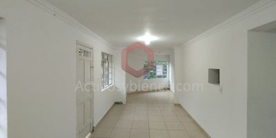 Arriendo oficina o local  comercial de 70m2 ubicado en el corazón del reconocido barrio Parque Principal. Una ubicación estratégica e ideal para oficinas o consultorios,
Información sujeta a cambios. Las imágenes de muebles, enseres, decoración y demás elementos son una referencia.
Arrienda Activos y Bienes, Inmobiliaria experta en administración, arrendamiento y venta de apartamentos, casas, locales, bodegas y oficinas en el Oriente Antioqueño, Medellín y toda el área Metropolitana.