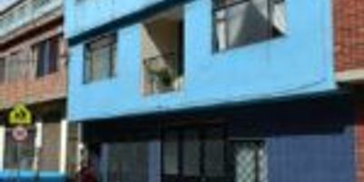 69-  Kennedy, barrio Zarzamora, cerca al Carmelo, cuenta con un área de  6.50 X 10 metros, tres pisos, primer piso garaje, 1 alcoba, sala, comedor,, baño y patio, segundo piso, 2 alcobas, sala, comedor, cocina, baño y balcón, tercer piso, una alcoba, sala, comedor.