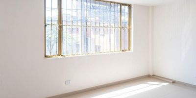 [ARR] ID HOUM: 21175

Entérate de todos los beneficios al arrendar con nosotros:
    • Asistencia e intermediación con el propietario
    • Firma tu contrato online
    • Arrienda sin burocracia, sin papeleos ni notarías

Departamento en arriendo, ubicado en el barrio Venecia, Venecia, con una superficie construida de 45.00 m² y superficie total de 45.00  m². 

Sus principales características son:

    • No amoblado
    • 2 dormitorios
    • 1 baño
    • Admite mascotas
    • Cocina tipo americana
    • Año de construcción: 1966
            
Si arriendas con nosotros, te brindamos asesoría personalizada durante todo el proceso.
        

Requisitos para arrendar con nosotros:

    • Arrienda sin codeudor*, fácil, rápido y seguro
    • Demuestra un ingreso mensual neto de al menos 2.5 veces el valor del arriendo (los ingresos mensuales se pueden complementar por las personas que vivirán en este inmueble)
    • Completa tu información básica y mándanos tus extractos bancarios o documentos que demuestren tus ingresos
    • No debes tener reportes negativos en centrales de crédito
        

IMPORTANTE:

    • Te invitamos a agendar una visita a esta propiedad
    • Si tienes alguna duda por favor puedes solicitar más información desde los portales como también contactarte directamente con nosotros
    
Más que una inmobiliaria, somos Houm.
*Aplican T&C