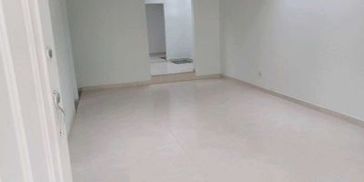 Amplio apartamento de 3 habitaciones en propiedad horizontal, ubicado a media calle de la avenida santander en manizales,  muy buena iluminación natural, vías de acceso, con parqueadero cubierto cerca a universidades, colegios, clínicas, excelente transporte publico, ideal para familias numerosas o para inversión.
