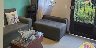 Código: 5850. 1°, 2° y 3° Piso en edificacion de 3 pisos. Acceso al inmueble: Directo a la via. 3 Alcobas con puertas, baños cabinados en vidrio, calentador a gas, cubierta y extractor.