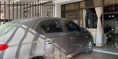 CASA EN VENTA GIRARDOT - Ubicada en el barrio Centenario área de 180 Mt. Con excelentes acabados. Consta de de sala comedor amplia, pisos en porcelanato, cocina integral con horno moderna, gavetas de despensa,  hall de alcobas. cuartos de hobbies, estudio. patio amplio cubierto. Cuenta con dos baños enchapados  y con divisiones en vidrio, 3 habitaciones con closet, aire acondicionado. Parqueadero cubierto, área de bicicletas o parqueo de motos. 