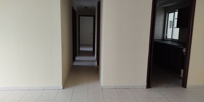 Se arrienda apartamento en Barranquilla, situado en el barrio CR Florida Village. Este inmueble de 85 m² ofrece 3 habitaciones y 2 baños, ideal para quienes buscan un hogar funcional en la ciudad. Incluye un parqueadero. Con una excelente ubicación cercana a la Carrera 53, en Atlántico. El canon de arriendo es de $1,500,000, más la administración aproximada de $379,000. Para más información o para agendar una visita, contáctenos vía whatsapp, quiero que me contacten o ver teléfonos.
