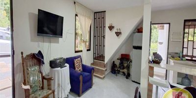 Código: 5860. 2° Piso en edificacion de 2 pisos. Acceso al inmueble: Directo a la via, en riel. Baño cabinado y cocina con estufa. La finca cuenta con un amplio parqueadero para al rededor de 5 carros y arboles frutales. Tiene kiosko y zona de bbq.