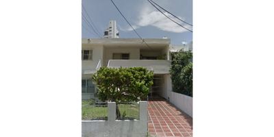 Casa duplex ubicada en Castillogrande con excelente área. En el primer piso cuenta con dos salones, cocina grande, alcoba con baño interno, un baño social, terraza y garaje para 2 carros. Este primer piso se arrienda como local comercial en $3.000.000. En el segundo piso cuenta con 3 alcobas, 3 baños, terraza, cocina y patio de labores. La casa está situada cerca de restaurantes, supermercados, centros comerciales, parques, entidades financieras, hospitales, entre otros. 
