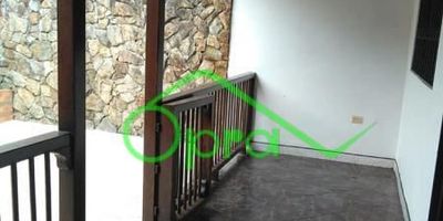 CASA  EN VENTA UBICADA EN EL BARRIO EL HIPÓDROMO, 
PRIMER PISO: SALA COMEDOR CON CHIMENEA, GARAJE CON PUERTA ELECTRICA, COCINA INTEGRAL CON BARRA AMAERICANA, BAÑO CON DUCHA, ALCOBA CON CLOSETH, CUARTO UTIL, PATIO Y ZONA DE ROPAS.

SEGUNDO PISO: SALA AUXILIAR CON CHIMENEA, BALCON, ALCOBA PRINCIPAL CON BAÑO Y CLOSTH, DOS ALCOBAS AUXILIARES CON CLOSETH, BAÑO CON DUCHA, ESTUDIO, CUARTO UTIL ADICIONAL.
EXCELENTE UBICACION, FACILIDAD DE TRANSPORTE, ZONA RESIDENCIAL.