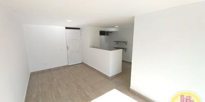 Código: 5869. 17° Piso en edificacion de 20 pisos. Acceso al inmueble: Directo a la via, sendero peatonal y ascensor. Alcobas con puertas, calentador a gas y cocina con cubierta. Tiene hipoteca con el fondo nacional del ahorro.