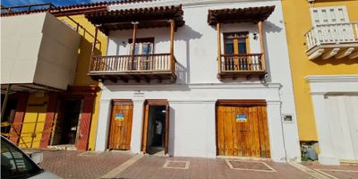 Esta hermosa casa  se encuentra ubicada en la histórica ciudad de Cartagena de Indias, en el departamento de Bolívar. Con una ubicación privilegiada, zona comercial.

Con un  un área construida de 440 M2, esta amplia casa de dos pisos ofrece espacio más que suficiente para un restaurante de lujo .

Alrededor de la propiedad, encontrarás un acceso pavimentado que te llevará a los principales centros comerciales y a la zona urbana de la ciudad. Además, hay colegios y universidades cercanas, . También hay parques cercanos, hermosa zona turistica. Y para una mayor comodidad, el transporte público está a pocos pasos de distancia.

No dejes pasar la oportunidad de tener la casa de tus sueños en una de las ciudades más hermosas de Colombia. Contáctanos para más información y acompáñanos a visitar esta hermosa propiedad en Cartagena de Indias.
