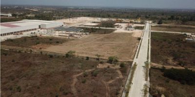 
 
  
   Este lote esta dentro de la zona franca, tiene una via de acceso, esta a 12 km de contecar, a 9 km de la refinería de ecopetrol,, a 6 km de zona industrial mamonal y a 2 km de la terminal de transporte.
  
  
    
  
 

