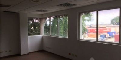 
 
  
   Oficinas en excelente estado, amplias y con muy buena distribución. Ubicadas en zona comercial con acceso al transporte público. Cercano a parques, supermercados, centros comerciales, colegios, bombas de gasolinas.
  
  
    
  
 


