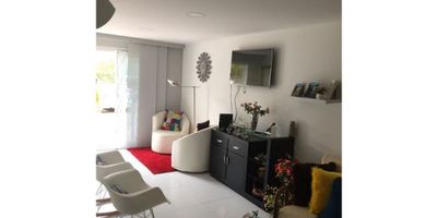 Casa ubicada en conjunto cerrado en el barrio Ternera con excelentes acabados, buena iluminación y ventilación. Cercana a parques, resturantes, centros comerciales, supermercados, universidades, hospitales y zonas de comercio. 
