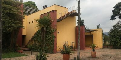 Presentamos espectacular casa Campestre de 1.034 m² en conjunto en zona rural de Chía, rodeada de un amplio jardín. Sala con chimenea de gas, comedor independiente. Tiene tres habitaciones, la principal tiene baño, vestier y balcón. La segunda habitación tiene vestier y baño. La tercera tiene un amplio closet y baño. En su zona social encontrará, estar de alcobas, estudio con cuarto de linos, baño social, cocina integral independiente, zona de lavandería, cuarto de máquinas, cuarto y baño de servicio. En la cubierta tiene una amplia terraza con zona de BBQ, jacuzzi y zona de masajes con baño. No tendrá que preocuparse por el clima, pues la casa tiene calefacción.
