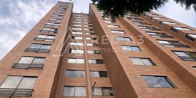 En el estratégico sector residencial de Alpes,  con una gran vista hacia la ciudad, El edificio, con vigilancia privada, cerca a el centro comercial Arboleda, al rededor diferentes tiendas y restaurantes. El edificio tiene salón social, juegos para los niños y zona verde. 
En un Piso Alto, el apartamento cuenta con amplios espacios, Sala Independiente y Comedor iluminados con ventanales, Cocina Integral, remodelada, habitación del servicio con su respectivo baño, zona de ropas. En la zona de las habitaciones, tenemos 3 habitaciones, 2 baños, y el baño social. Adicional, el apartamento cuenta con dos depósitos, un parqueadero, ideal para quienes quieran estar cerca a todo.