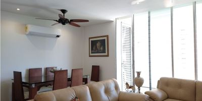 Se vende apartamento en portal de genovés, estrato 5. Cuenta con 3 alcobas, 2 baños, sala - comedor, cocina integral, área de labores, balcón,  2 parqueaderos y un depósito. 

El conjunto nos ofrece piscina para adultos y niños, gimnasio, BBQ, sala de bolos y salón social, área infantil, parqueadero de visitantes, circuito cerrado de tv, vigilancia 24/7 y portería.  

Cercano a Pricesmart, Blue Gardens, Homecenter, Buenavista II, Hotel Hilton Garden Inn,  Holiday Inn Express, universidad del Norte, colegios como el Karl C. Parrish, San José, Sagrado Corazón.
