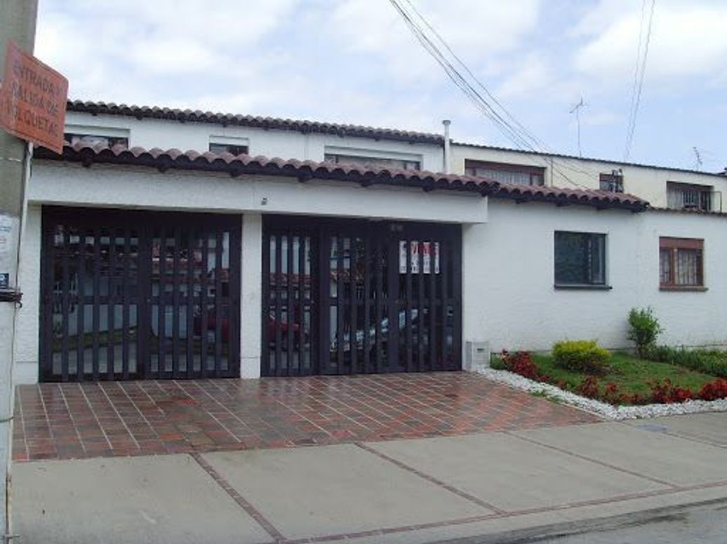 Casa de 11 alcobas en venta en Pasadena, Bogotá, 638 m² · foto 2 de 19