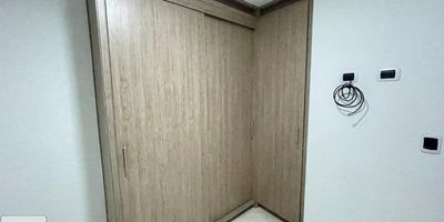 Apartaestudio en arriendo en Envigado, barrio El Portal, Antioquia. Este práctico inmueble de 50 m², ubicado en el primer piso, ofrece 1 habitación y 1 baño. El canon de $2.000.000 es una ventaja significativa, ya que incluye los servicios públicos. Ideal para quien busca funcionalidad y comodidad en una zona residencial de Envigado. Es importante saber que no cuenta con parqueadero. Si busca un apartaestudio con servicios incluidos, esta es una opción a considerar. Para más detalles, contáctenos vía WhatsApp, quiero que me contacten o consulte los teléfonos disponibles.