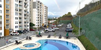 Sector residencial Villa Verde es ideal para familias que buscan tranquilidad, es  zona de alto desarrollo urbanístico con alta valorización en Pereira, por su excelente ubicación. Con un entorno  cerca a  supermercados, restaurantes, parques, iglesias, farmacias, centro comerciales, colegios  y facilidad de acceso a transporte masivo y privado. vías de acceso totalmente pavimentadas

Apartamento cuenta con un área construida 47 m2, 3  habitaciones, cocina integral, 2 baños, calentador a gas,  balcón con amplia vista panorámica,  parqueadero cubierto 13 mts2. Conjunto cerrado de  3 torres, 10 pisos con ascensor y  zona social que brinda comodidades, amplios espacios para la recreación y el descanso.  Ofrece piscina, gimnasio, jardines, zona  infantil, salón social, canchas múltiples, vigilancia privada 24 horas.