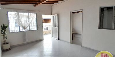 Código: 5935. 3° Piso en edificacion de 3 pisos. Acceso al inmueble: Directo a la vía y escalas. Alcobas con puertas, baños cabinados en acrilicos, calentador a gas y cocina con estufa.