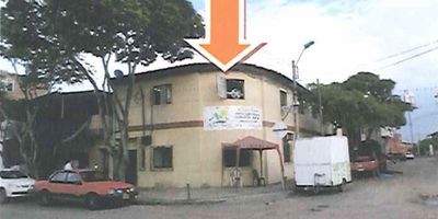 Casa en venta. Esquinera, de dos niveles. Localizada en un sector mixto: comercial, industrial y residencial, a menos de una cuadra de la carrera 1. Consta de primer piso: recibidor, alcoba amplia, dos alcobas, salón de reuniones, sala, cocina, zona de ropas, 3 baños. Segundo piso: planta libre. Parqueadero cubierto. área 380 m2.

¡Contáctanos para más información! 3104647928