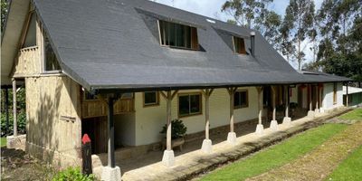 Excelente Inversión, Precio de Oportunidad. Presentamos esta hermosa casa quinta en el Alto del Vino a 40 minutos de Bogotá, terreno de 7 fanegadas con nacederos de agua. 450 metros construidos. Casa principal en un estilo rústico tipo chalet completamente diseñada en roble, agradablemente climatizado, con colectores solares e iluminada con energía solar, cocina abierta con lavaplatos eléctrico, sala-comedor con chimenea, tres habitaciones cada una con baño privado, pesebreras, corrales, casa de servicio, búnker, cuarto de máquinas y lavandería.
