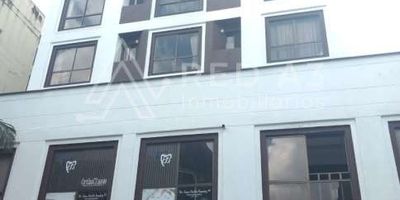 ¡Apartamento en venta!  Localizado sobre la Carrera 6  en el sector Centro de la ciudad de Pereira, a pocas cuadas de La Plaza de Bolivar.  Esta ubicación nos va a permitir un fácil acceso caminando, en transporte público o vehículo particular. En su entorno podremos encontrar el Consejo de Pereira, comercio de bajo impacto, algunos laboratorios clínicos e instituciones  en la que se destaca el Colombo Americano. y al atardecer podremos disfrutar en uno de los locales de la zona de una taza del mejor cafe.


El inmueble en venta cuenta con área total construida de 72 m2, sala comedor, cocina integral, barra americana, 3 habitaciones, closets, 2 baños, balcón, zona lavandería, parqueadero en sótano cubierto y parqueadero para visitantes, conjunto cuenta con zona infantil, cancha múltiple, piscina, gimnasio, turco, salón social con vigilancia y portería 24 horas.