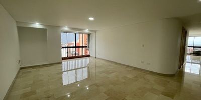 Apto de 160 M2, TOTALMENTE REMODELADO ubicado en el tradicional Barrio El Peñón en el piso 14. Consta de sala comedor muy amplios tres habitaciones, principal con baño y walking closet, baño social, baño de alcobas y hall de alcobas. Cocina integral amplia abierta, zona de oficios y cuarto del servicio con baño. Dos garajes individuales en sotano. Pisos en Mármol. 
Edificio con portería armada 24 horas, tres ascensores, piscina, baño turco y sauna. salon social y cámaras de seguridad. 20 garajes para visitantes. 