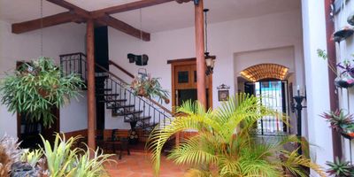 Hotel Colonial ubicado en Buga, Valle del Cauca, a dos cuadras de la Iglesia del Milagroso de Buga. cuenta con 14 habitaciones totalmente dotadas, comedor y salon de conferencias.