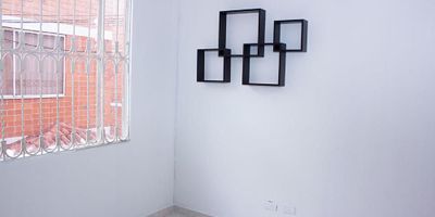 [VEN] ID HOUM: 24674

En Houm te ayudamos de forma fácil y segura. Los beneficios de comprar con nosotros:
    • Te ayudamos a conseguir financiamiento a través de una asesoría personalizada
    • Mediación y seguimiento de todo el proceso
    • Ponemos a tu disposición profesionales en notariado, registro y asesoría jurídica
¡Solo te preocupas de las firmas!

Casa en venta, ubicada en el barrio El Tintal, Castilla, con una superficie construida de 82.00 m² y superficie total de 82.00 m². 

Sus principales características son:

    • 3 dormitorios
    • 2 baños
    • Admite mascotas
    • Cocina tipo americana
    • Año de construcción: 2003
            
Si compras con nosotros, te brindamos asesoría personalizada durante todo el proceso.
        
Más que una inmobiliaria, somos Houm.
*Aplican T&C