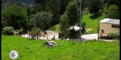 Excelente lote comercial, ubicado sobre la vía principal de la calera, en la vereda el Ruby. Gran oportunidad de negocio; para renta/venta, uso comercial e institucional, área total de lote 4.600 M2, tiene una casa campesina de 200 M2.
