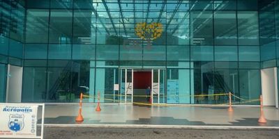 Local ubicado en  la autopista floridablanca - piedecuesta, en el nuevo complejo del Hospital Internacional de Colombia, ubicado en un primer piso, pisos en ceramica,  el local cuenta con un area de 72 mts, 1 salon, fachada en vidrio para una buena vitrina comercial, la cual es exterior, puertas en vidrio.El edificio cuenta con vigilancia 24 horas, recepcion, baños comunales, cafeteria publica.