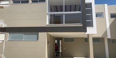 Vendo casa llano grande 162 metros 3 habitaciones 4 baños 2 parqueaderos CODIGO 447-10063 UBICACION Cerca a san Antonio de Pereira, villas de gualanday llano grande COMODIDADES Área construida de 162 m2 área bruta Sistema constructivo de estructura tradicional Frente de 9.5 mt y fondo de 13 mt Casa en dos niveles con salón con doble altura Jardín interior de 9 mt de ancho por 2.60 mt de fondo Juegos infantiles, Gimnasio, Sauna y Turco, Salón Social y Cancha de Fútbol.  ASESORA MARTA LUZ MARTINEZ ARISTIZABAL CEL 3004208571 