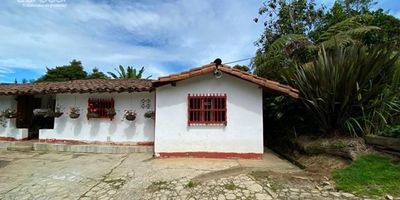 Lote con excelente vista ubicado en la Vereda Perico sector la Meseta, cuenta con todos los servicios publicos domiciliarios, ingreso por via pavimentada y transporte publico a la puerta, NO PAGA PEAJE, zona muy tranquila y segura donde podra construir la casa de sus suenos, estando muy cerca a la ciudad. Por norma dejan hacer una viv/ha, aproveche esta gran oportunidad de comprar el M2 a $115.000, actualmente cuenta con casa campesina en muy buen estado, zona de ordeno, arboles frutales y jardines.