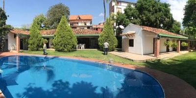 Finca independiente para la venta en Santa Fe de Antioquia, amplia zona verde, piscina, jacuzzi, turco, zona de juegos de meza. 