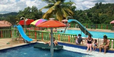 VENTA FINCA DE RECREO
frente 36- Fondo 100 Colinda con Rio Lindo
Cuenta con la casa principal de tres alcobas, baño, sala comedor, cocina, segunda casa, dos alcobas, baño, cocina, y casa de cuidanderos.
Dos piscinas, adultos y la de  niños con cascada, Vestier, cada una tiene planta electrica
4 Habitaciones familiares  cada una con capacidad para 7-8  personas
Sala de masajes Sauna--Salon social
Cocina amplia y  estadero
Arboles frutales
Zona BBQ y de camping Equipos en buen estado.
se entrega con menaje y equipada
Parqueadero para 8 a 10 carros