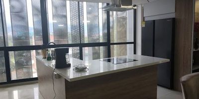 Edificio para venta, en el barrio de  Manila, 5 pisos con ascensor, dos locales comerciales en el primer piso de 212 mts, Patios, seis parqueaderos privados, cuatro de visitantes. Cercano a la  estación del metro del Poblado. Se encuentra rentando en este momento $31.400.000. Con contrato por 3 años más, en octubre de 2019 se cumplen 3 años del contrato que esta a cinco años. Excelente opción