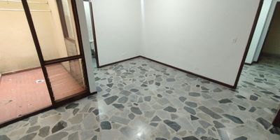 Oficina o consultorio en venta – Centro de Medellín Ubicada a pocos pasos del Parque Bolívar, en una zona tradicionalmente reconocida por su alta concentración de consultorios de oftalmología y optometría, esta oficina también se adapta perfectamente para otros usos comerciales como oficinas administrativas, almacenes, cafeterías especializadas o servicios profesionales.La ubicación estratégica garantiza un flujo constante de peatones y fácil acceso al transporte público.Disponible para la venta en dos modalidades:Sin parqueadero: $125.000.000Con parqueadero: $145.000.000Ideal para profesionales de la salud, emprendedores o inversionistas que buscan una propiedad rentable en el corazón de la ciudad.Contáctanos para más información o para agendar una visita.