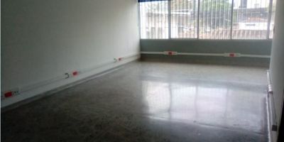 Oficina disponible en arriendo en Medellín, específicamente en el barrio La Aguacatala, Antioquia. Esta oficina de 43 m² se encuentra en el piso 2 y cuenta con un baño y un parqueadero privado. Ubicada en estrato 6, ofrece una portería con horario de 7:00 a.m. a 6:00 p.m. El canon de arriendo es de $4.000.000 más IVA. Si le interesa esta opción en La Aguacatala, puede contactarnos por WhatsApp, solicitar que le contacten o ver nuestros teléfonos para agendar una visita.